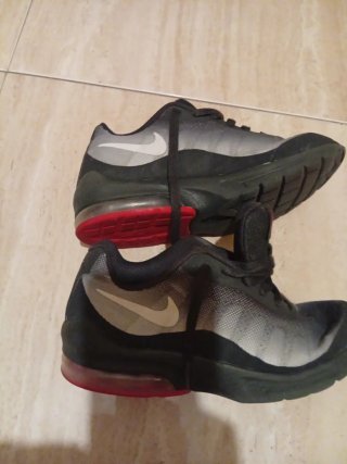Zapatillas Nike Negras y Rojas 36,5