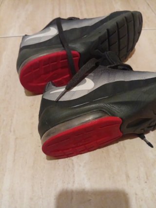 Zapatillas Nike Negras y Rojas 36,5