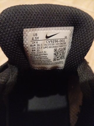Zapatillas Nike Negras y Rojas 36,5