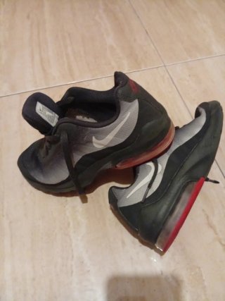 Zapatillas Nike Negras y Rojas 36,5