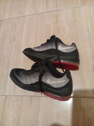 Zapatillas Nike Negras y Rojas 36,5