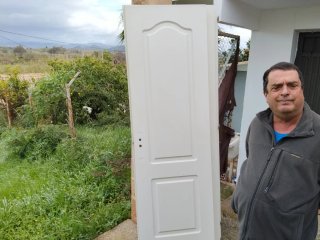 Puertas blancas de paso