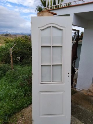 Puertas blancas de paso