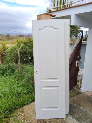 Puertas blancas de paso