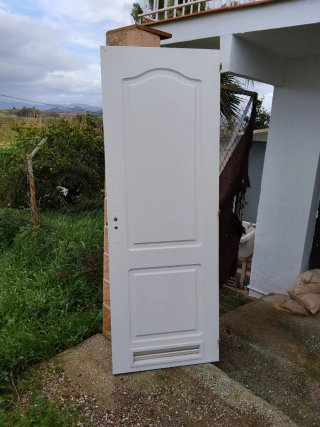 Puertas blancas de paso