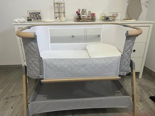 Minicuna gris con estructura de madera