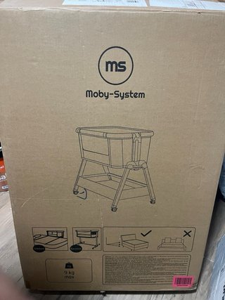 Minicuna gris con estructura de madera
