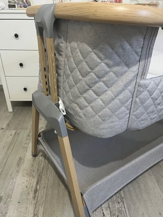 Minicuna gris con estructura de madera