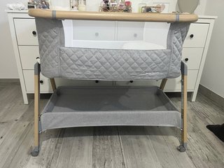 Minicuna gris con estructura de madera
