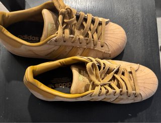 Zapatillas Adidas Marrones y Doradas