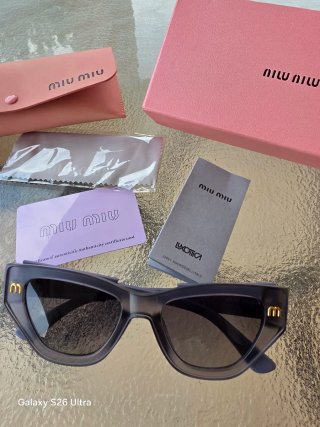 Gafas de sol Miu Miu grises