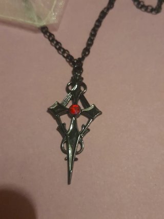 Colgante Cruz Gótica Vampírica con Piedra Roja