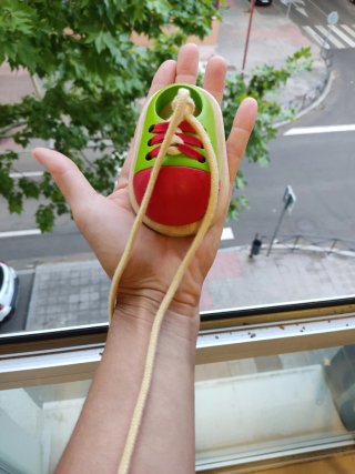 Zapato madera para aprender a atarse
