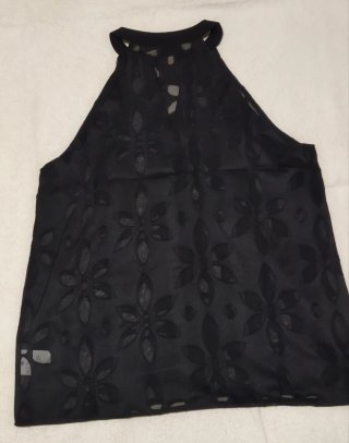 Blusa negra con estampado floral