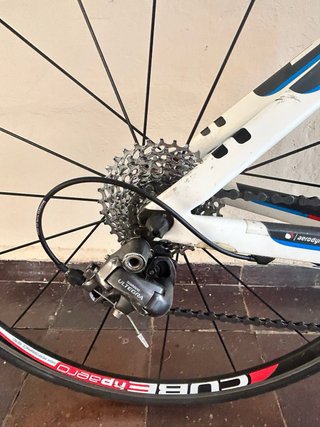 Bicicleta de carretera CUBE