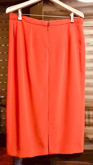 Traje ceremonia coral falda midi