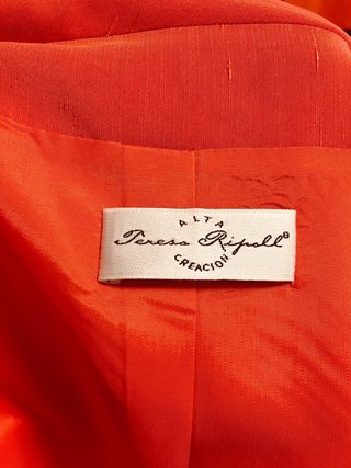 Traje ceremonia coral falda midi