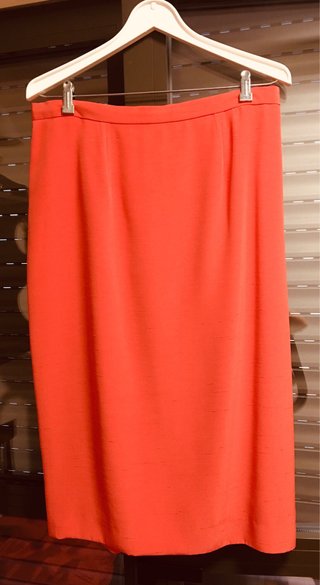 Traje ceremonia coral falda midi