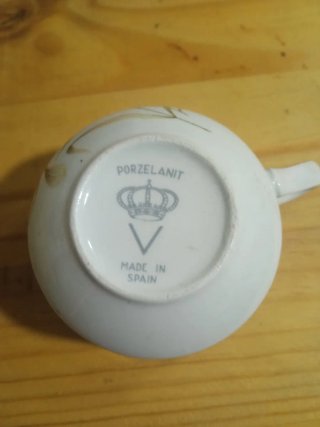 Juego de café de porcelana con detalles dorados