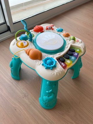 Mesa de actividades musical para bebés