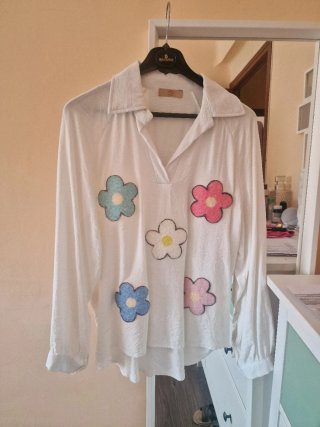 Blusa blanca manga larga con flores