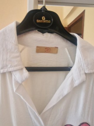 Blusa blanca manga larga con flores