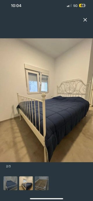 Cama de metal y madera