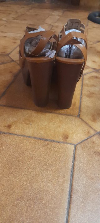 Sandalias de cuero con tacón y plataforma