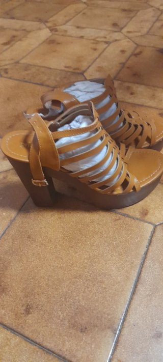 Sandalias de cuero con tacón y plataforma