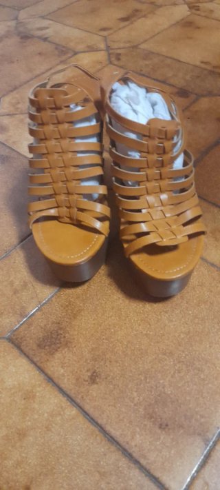 Sandalias de cuero con tacón y plataforma