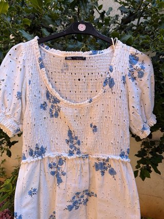 Vestido Zara calado flores azul y blanco