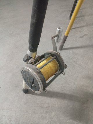 Lote de 5 cañas de pescar con carretes y accesorio