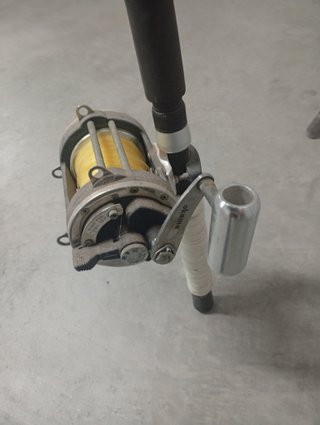 Lote de 5 cañas de pescar con carretes y accesorio