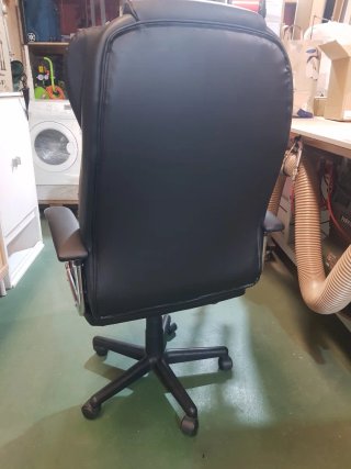 Silla de oficina negra ergonómica