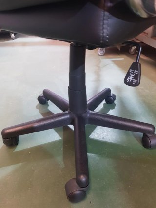 Silla de oficina negra ergonómica