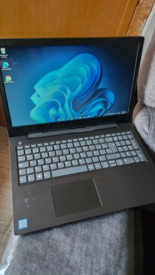 Lenovo V330 i5 8th Gen Portátil