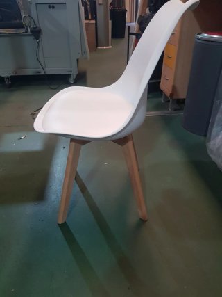 Silla escritorio  blanca y madera