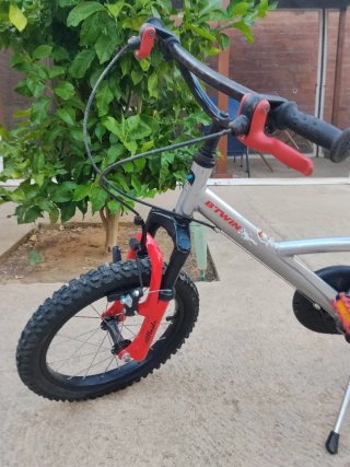 Bici infantil B'TWIN con suspensión delantera.