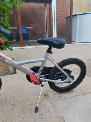 Bici infantil B'TWIN con suspensión delantera.
