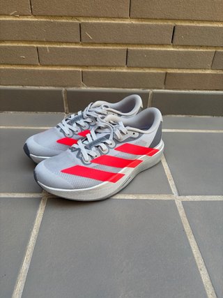 Zapatillas Adidas grises y rojas