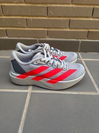 Zapatillas Adidas grises y rojas
