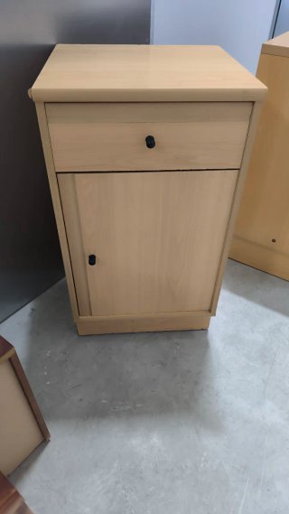 Cómoda de madera beige y marrón