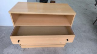 Cómoda de madera beige y marrón