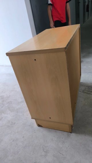 Cómoda de madera beige y marrón