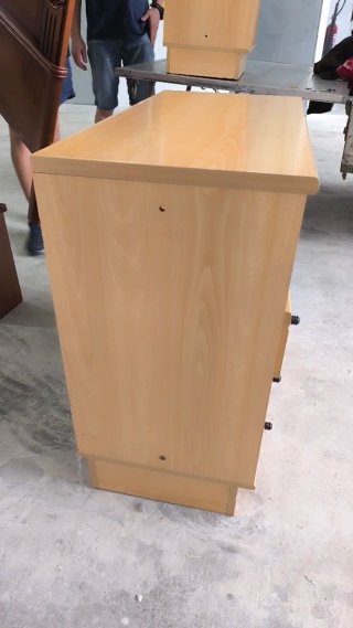 Cómoda de madera beige y marrón