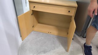 Cómoda de madera beige y marrón