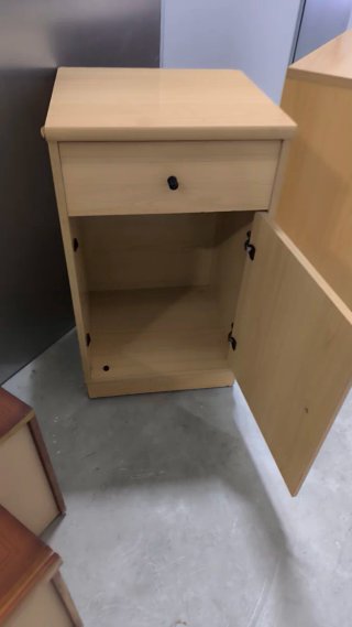 Cómoda de madera beige y marrón