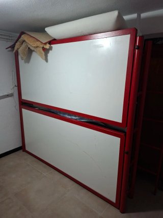 Litera abatible metálica roja y blanca