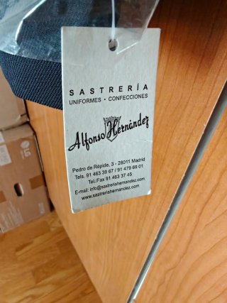 Traje azul marino con etiqueta y corbata amarilla