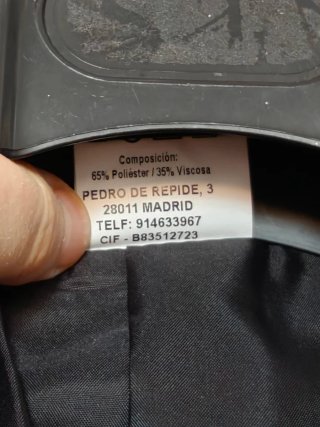 Traje azul marino con etiqueta y corbata amarilla